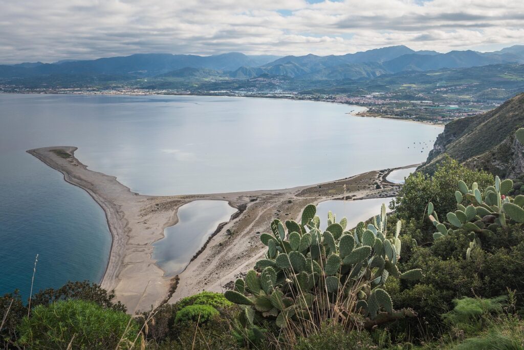 La spiaggia di Tindari in Sicilia