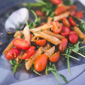 Penne con ricotta, pomodoro e olive