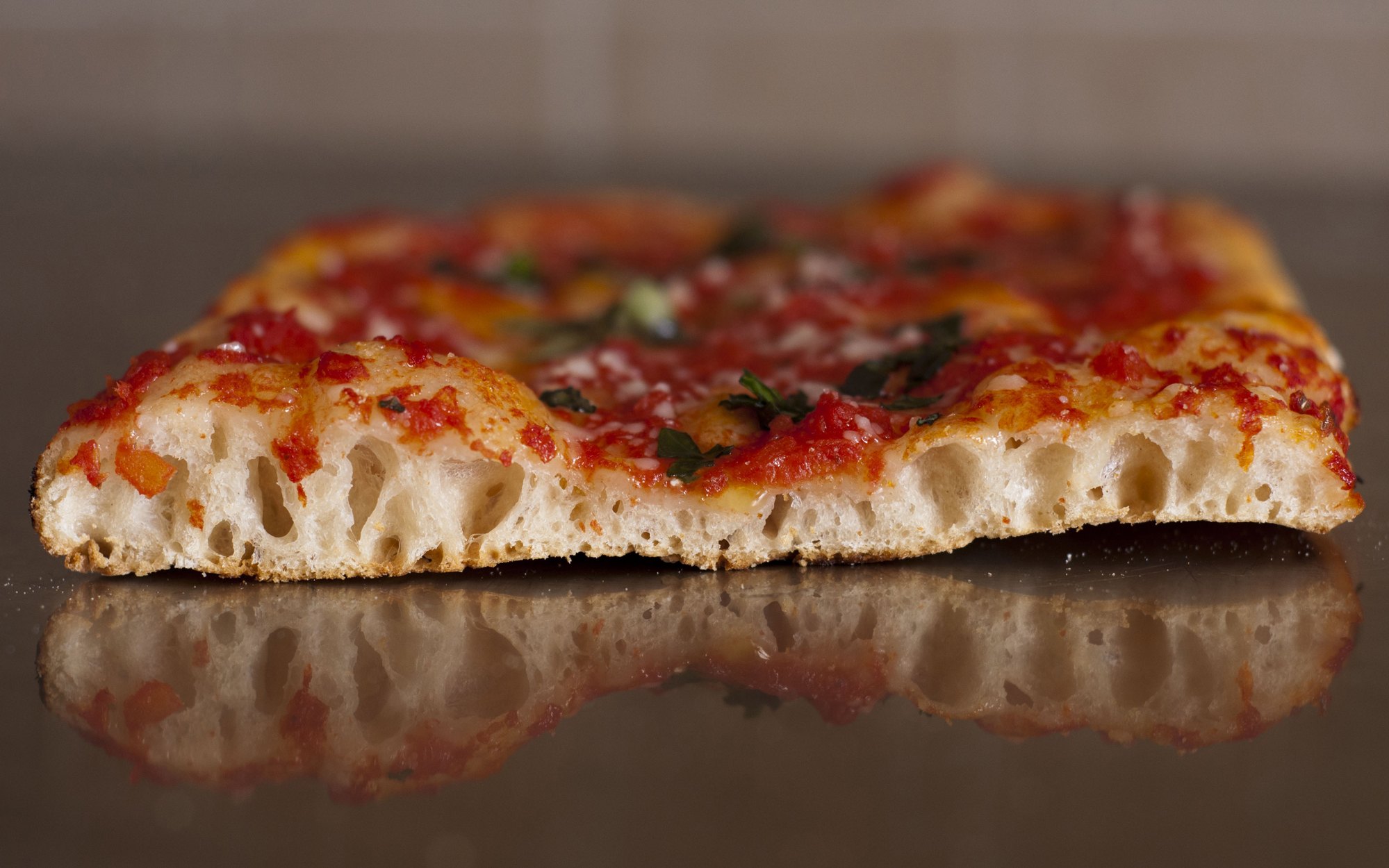 Теста пицца отзывы. Римская пицца пепперони. Турецкая пицца. Толстая пицца. Итальянское тесто для пиццы.