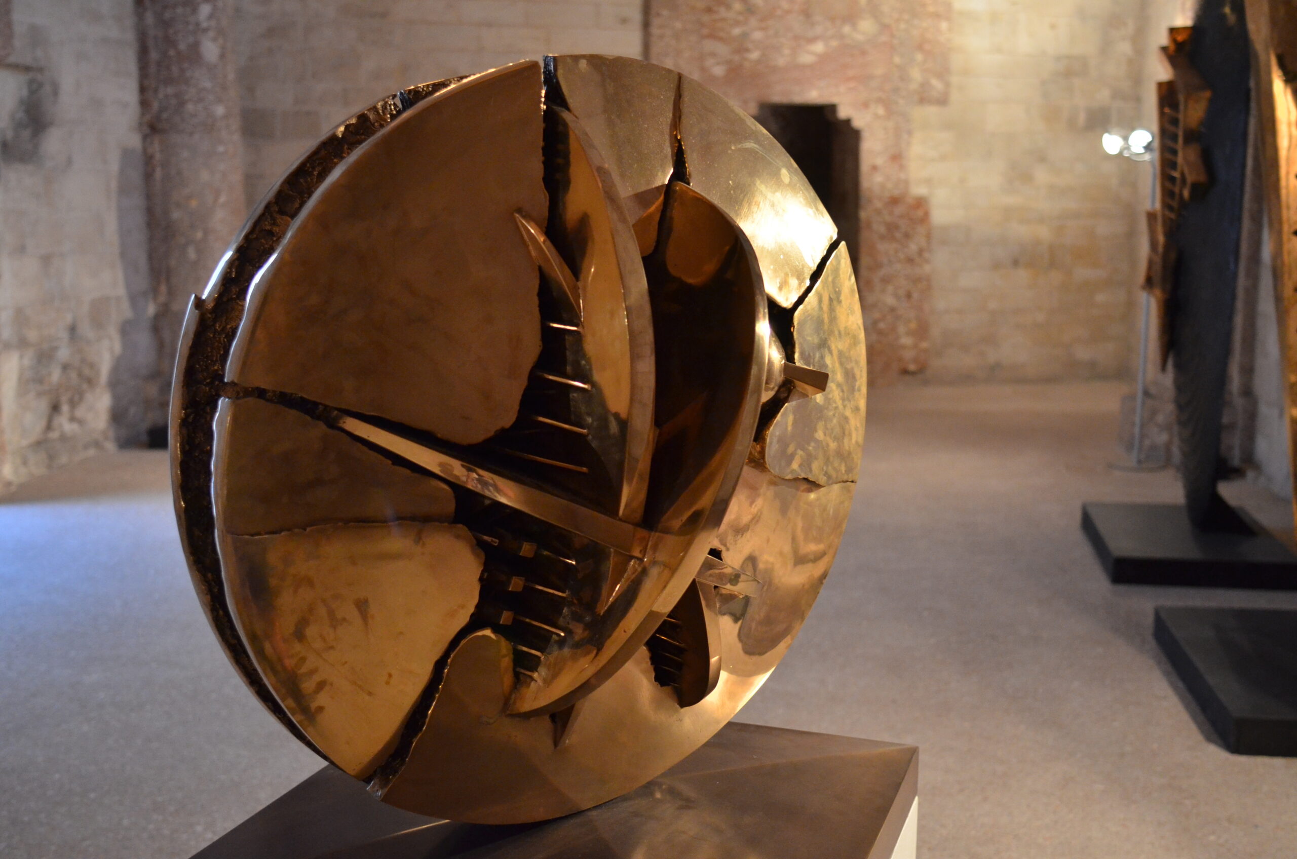Arnaldo Pomodoro a Milano: 90 anni di scultura a Palazzo Reale