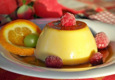 Flan di vaniglia con frutta.