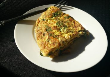 Frittata di carciofi e asparagi.