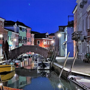 Burano di notte: le foto con i colori dell’Ora Blu