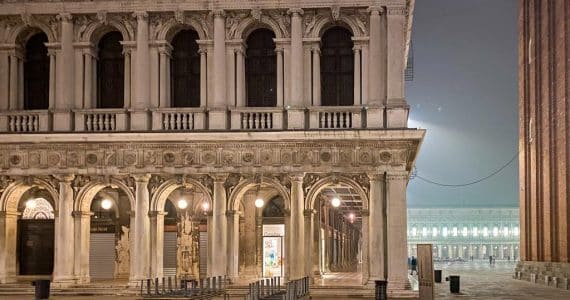 Venezia con la nebbia