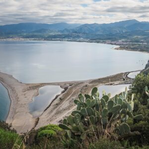 La spiaggia di Tindari in Sicilia