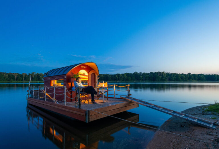 houseboat