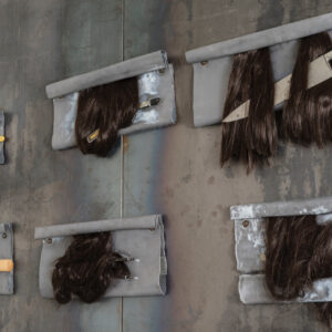 Jannis Kounellis, Senza titolo, 2005 (dettaglio).
Ferro, capelli, lame, 200x180x10 cm.
Courtesy Estate of Jannis Kounellis and Galleria Continua