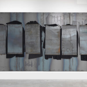 Jannis Kounellis, Senza titolo, 2009.
Lamiera, cappotti, 200x540 cm.
© Estate of Jannis Kounellis. By SIAE 2025