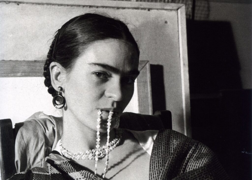 Lucienne-Bloch_Frida-morde-la-sua-collana_1933-1