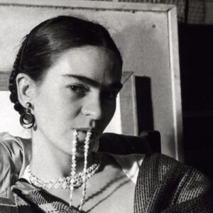 Lucienne-Bloch_Frida-morde-la-sua-collana_1933-1
