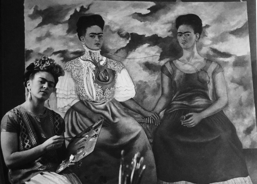 Nickolas-Muray_Frida-mentre-dipinge-Le-due-Frida_1938-ca-1