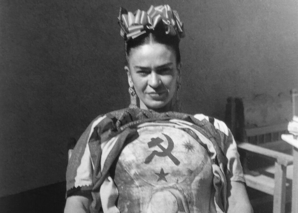Florence-Arquin_Frida-Kahlo-indossa-un-corsetto-di-gesso-decorato-con-falce-e-martello_1941-ca-1