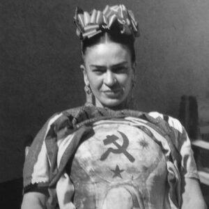 Florence-Arquin_Frida-Kahlo-indossa-un-corsetto-di-gesso-decorato-con-falce-e-martello_1941-ca-1