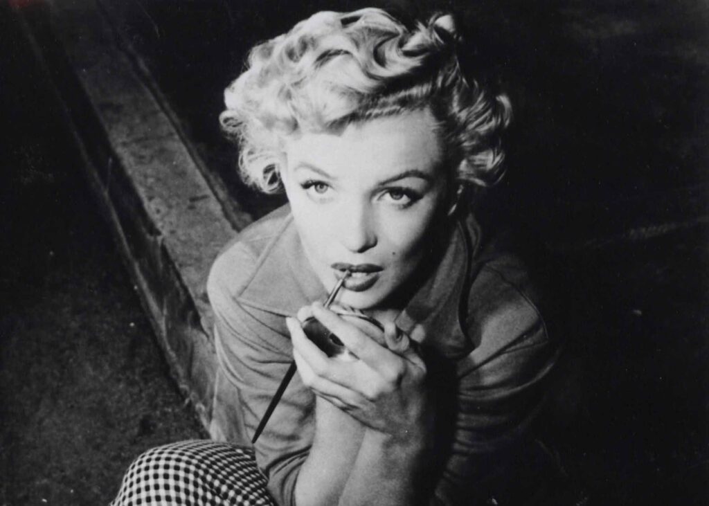Alfred-Eisentand_Marilyn-si-trucca-durante-la-pausa-di-un-film_1952