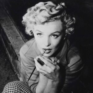 Alfred-Eisentand_Marilyn-si-trucca-durante-la-pausa-di-un-film_1952