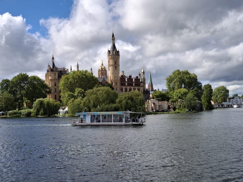 Il Castello di Schwerin dal lago