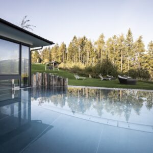 Gnollhof hotel Alto Adige Piscina e vista sul bosco