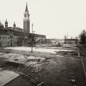 Labirinto Borges Venezia Veduta del piazzale del Centro Arti e Mestieri dopo la demolizione delle baracche, 1952, Venezia, courtesy Fototeca della Fondazione Giorgio Cini