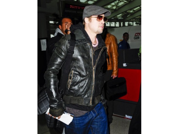 Brad Pitt indossa la borsa di Burberry