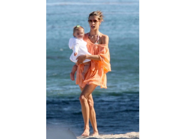 Alessandra Ambrosio in vacanza con la figlia
