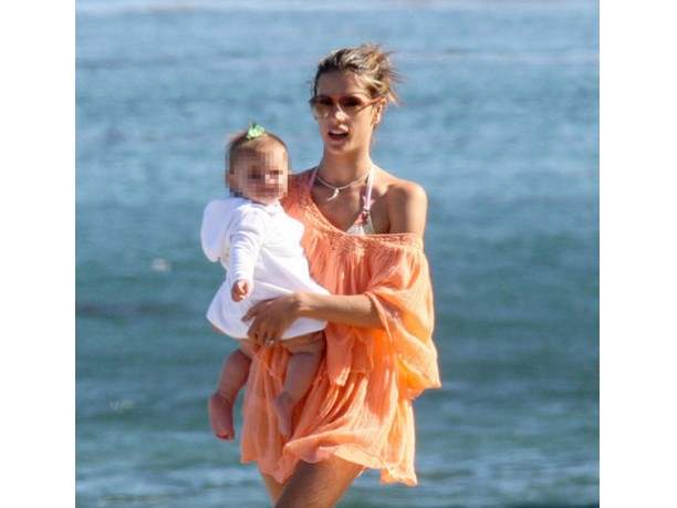 Alessandra Ambrosio in vacanza con la figlia