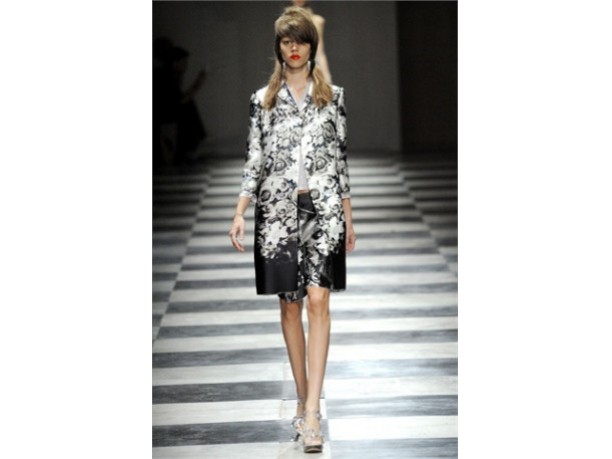 Prada donna sfilata primavera estate 2010