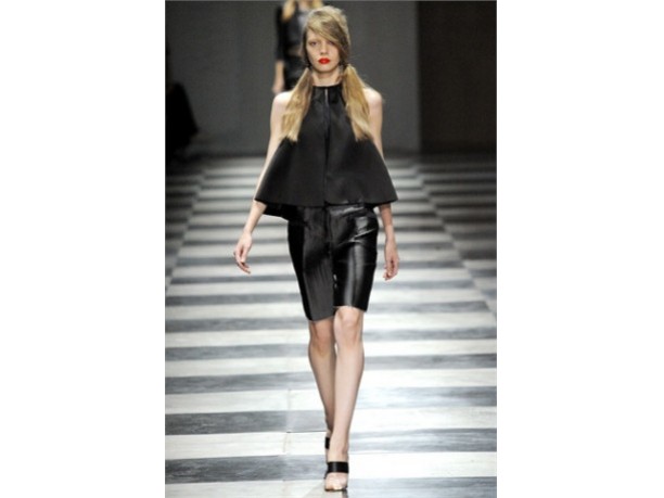 Prada donna sfilata primavera estate 2010