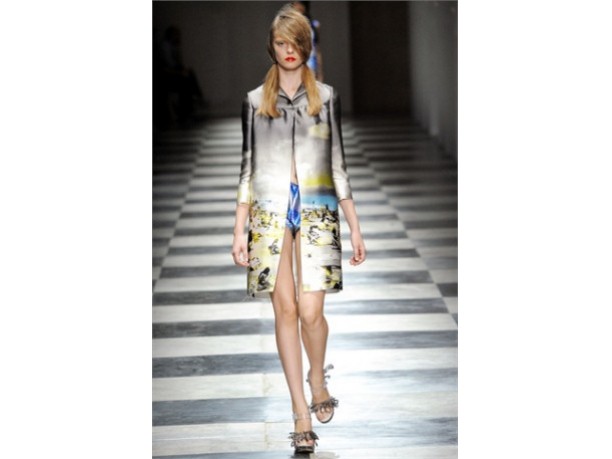 Prada donna sfilata primavera estate 2010