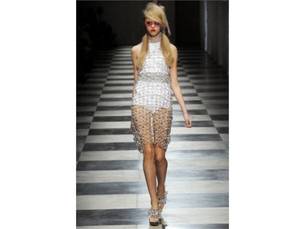 Prada donna sfilata primavera estate 2010