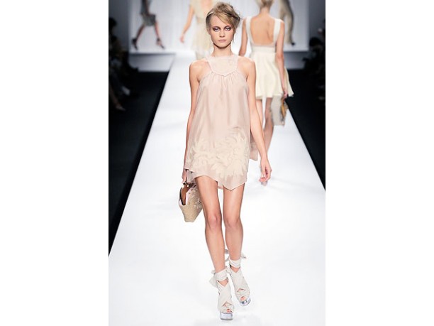 Fendi donna sfilata primavera estate 2010