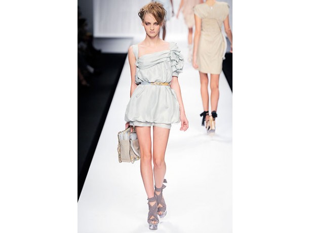 Fendi donna sfilata primavera estate 2010