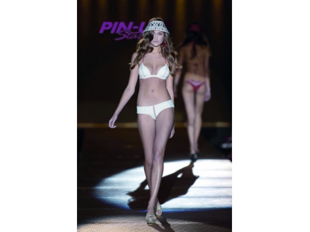 Belen Rodriguez sexy per Pin-Up Stars estate 2010