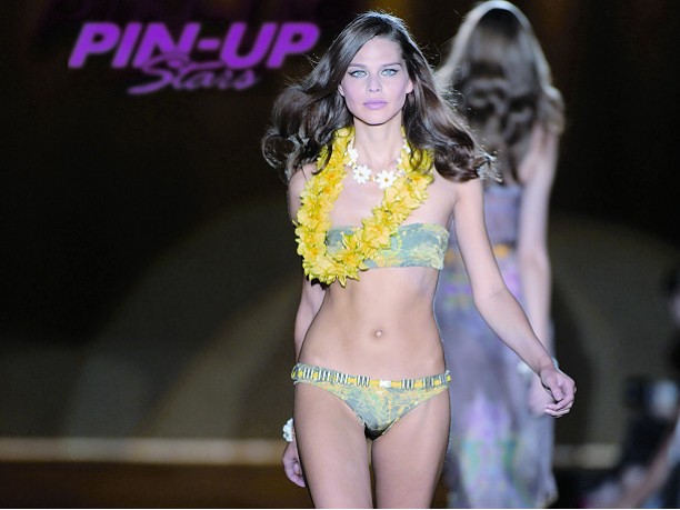 Belen Rodriguez sexy per Pin-Up Stars estate 2010