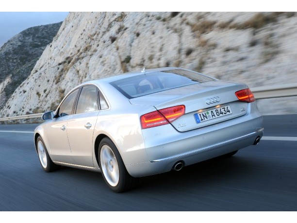 Audi A8 – Porva su strada