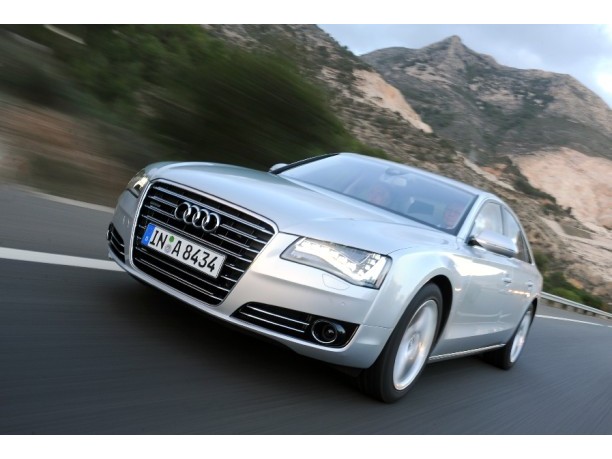 Audi A8 – Porva su strada