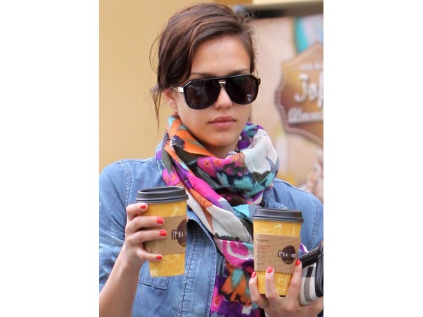 Jessica Alba con gli occhiali da sole DSquared2