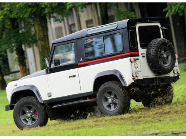 Land Rover Defender by Atelier Aznom