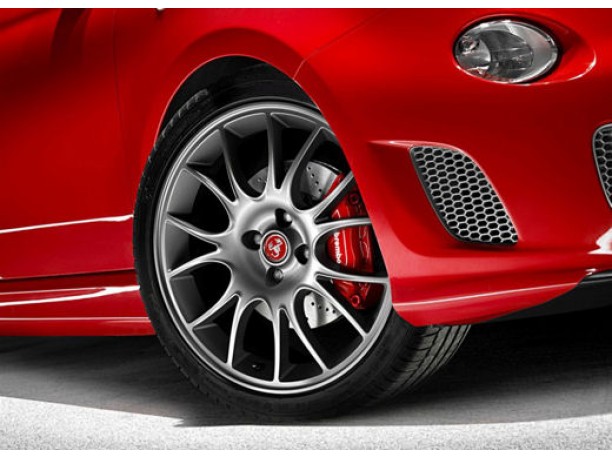 Abarth 695 Tributo Ferrari al debutto