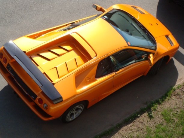Lamborghini Club Italia al Green versus Sea