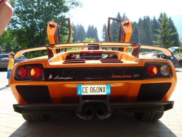 Lamborghini Club Italia al Green versus Sea