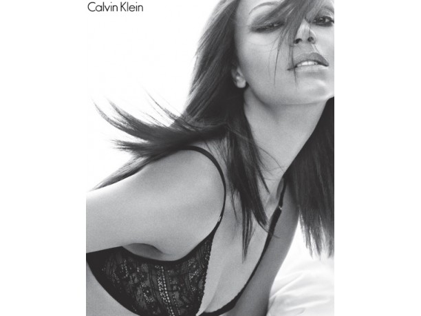 Zoe Saldana in lingerie per Calvin Klein