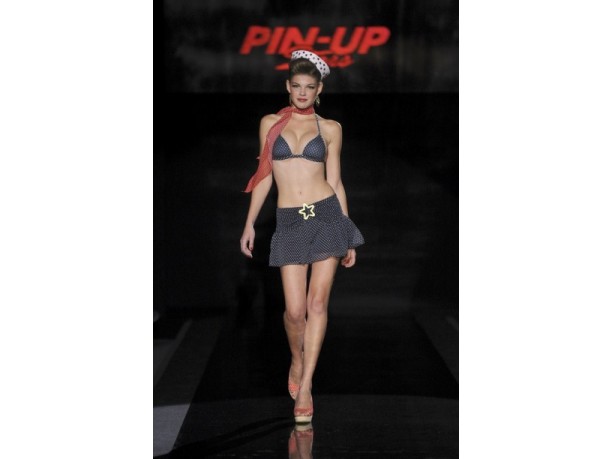 Belen Rodriguez sfila per Pin-Up Star