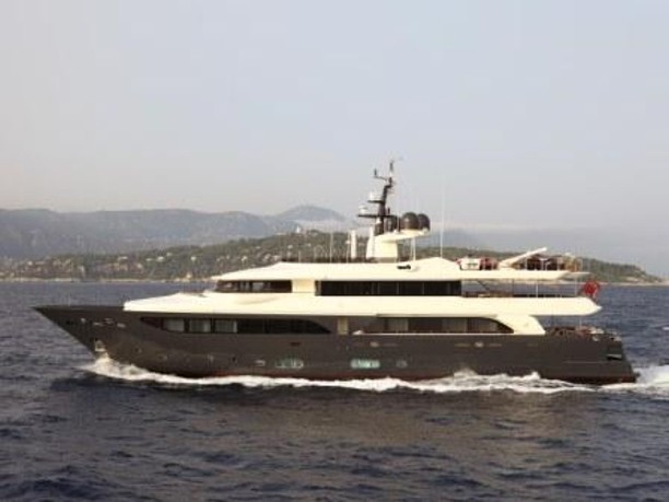 CRN Ferretti Navetta Lady Trudy al Salone nautico di Cannes