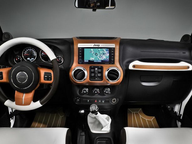 Jeep Wrangler Nautic Blanche Nautic Noir al Salone nautico di Parigi