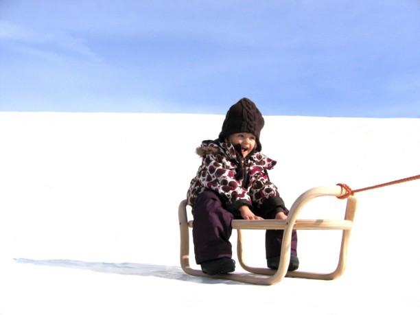 Slitta design per giocare nella neve by James Van Vossel