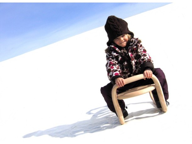 Slitta design per giocare nella neve by James Van Vossel