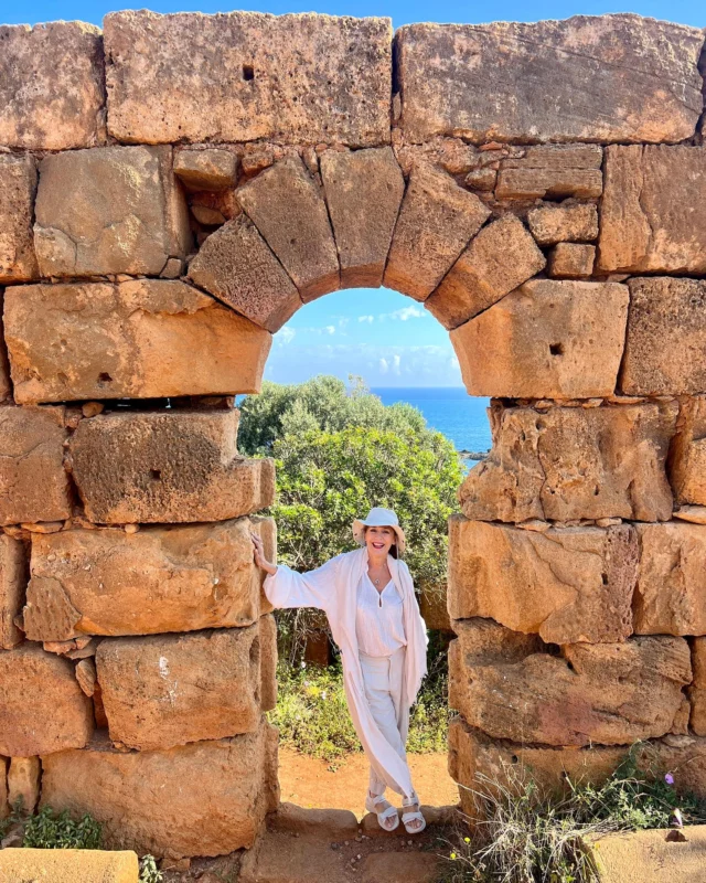 “A Tipaza ho capito che la felicità è fatta di sole, di mare e di antiche rovine.” (Albert Camus)

È quel che resta di una antica città sul mare, fondata dai Fenici nell’VIII secolo a.C.. Nel I secolo dopo Cristo venne conquistata dai Romani, che la trasformarono in una fiorente colonia militare e commerciale, integrandola nella grande rete dell’Impero.

Sorsero così anfiteatri, terme, fori, templi dedicati a divinità romane e un porto attivissimo. Nei secoli successivi, la città si trasformò anche in un importante centro del cristianesimo primitivo, come testimoniano le numerose basiliche paleocristiane.

Passeggiando tra i resti di colonne scolpite, mosaici che resistono al tempo e mura che dominano il mare, si percepisce il respiro di una città che fu un crocevia di culture: fenicia, romana, cristiana e berbera.

Nel 1982, il sito archeologico è stato inserito nella lista dei Patrimoni dell’Umanità UNESCO, come testimonianza unica della fusione tra civiltà diverse sulle sponde del Mediterraneo.

Il paesaggio è incantevole: il verde intenso della macchia mediterranea si mescola al bianco della pietra antica, mentre il mare dal blu intenso avvolge le rovine in un abbraccio senza tempo.
Lo trovo un sito archeologico meraviglioso.

#tipaza #unesco #unescoworldheritage #algerie #algeria #archeologia #archeologicalsite #travel #veraclasse #experiencetravel
