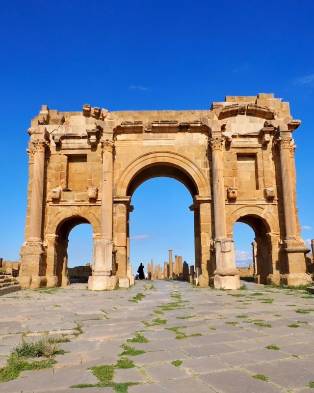 Timgad è una delle città romane in Algeria meglio conservate di tutto il Nord Africa. Dal 1982 è stata riconosciuta come Patrimonio dell’Umanità dall’UNESCO. 
Viene definita “la Pompei d’Africa”: in effetti passeggiare tra le sue rovine dà davvero l’idea di un luogo rimasto sospeso nel tempo!

Fu fondata nel 100 d.C. dall’imperatore Traiano, con una funzione strategica ben precisa: controllare le tribù berbere e proteggere i confini della provincia africana dell’Impero. La città è un esempio perfetto di urbanistica romana, costruita secondo la classica pianta a griglia, con cardo e decumano che si incrociano ad angolo retto.

Timgad ben presto divenne una città viva e dinamica, con foro, terme, una biblioteca e persino un teatro da 3.500 postiche ancora oggi lascia a bocca aperta per quanto è ben conservato.

Tra le tante cose che mi hanno colpito, c’è un’incisione su una lastra di pietra che dice: 
“VENI · VIDI · LVDI. BENE · LAVARE · BENE · CENARE · BENE · DORMIRE.”
Ovvero: *“Sono venuto, ho visto, ho giocato. Fai un buon bagno, una buona cena e dormi bene.”
Una frase spiritosa e incredibilmente attuale, che racconta quanto anche il divertimento e il relax fossero importanti nella quotidianità dei romani.

Altra cosa curiosa: nell’adiacente museo archeologico sono conservati mosaici straordinari ritrovati durante gli scavi, tra cui questo raffigurante un bibo che sembra indossare gli occhiali!

#algeria #algeriatravel #archeologia #archeology #timgad #travel #veraclasse