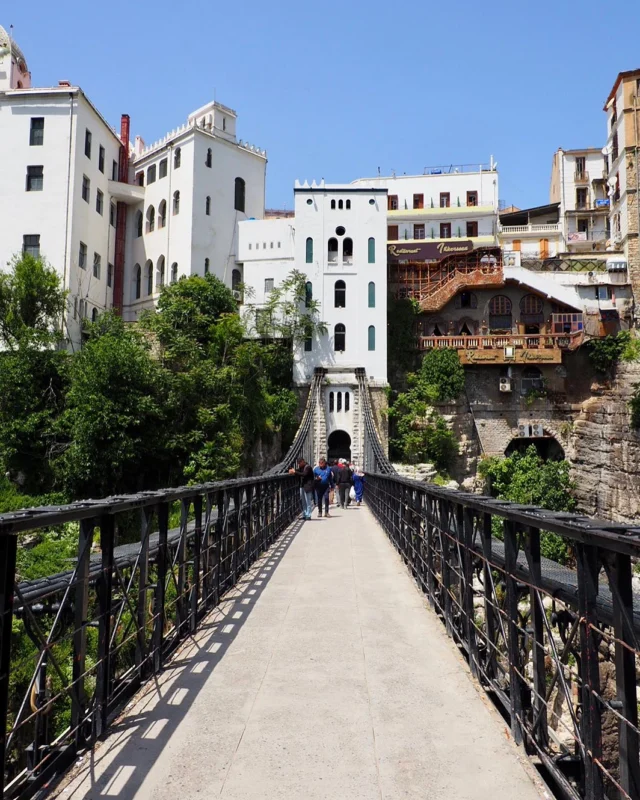 Constantine, la città dei ponti sospesi, è una tappa imperdibile per chi visita l’Algeria. Fondata dai Fenici nel IV secolo a.C. con il nome di Cirta, fu un tempo la capitale della Numidia, regione che anticamente si estendeva dalle attuali frontiere del Marocco fino a quelle della Libia.

Il nucleo originario della città è arroccato come un nido d’aquila su uno sperone roccioso, circondato da profonde gole che regalano panorami mozzafiato. Se oggi Constantine vanta otto ponti, anticamente ne esisteva soltanto uno, elemento che permetteva agli abitanti di sentirsi protetti dagli attacchi esterni. Tra i più celebri spicca il ponte Sidi M’Cid, che collega la città alla kasbah attraversando uno strapiombo di 175 metri sul fiume Rhumel.

Dal 2023 Constantine è stata inserita nella lista del patrimonio UNESCO per la straordinaria integrazione tra architettura urbana e paesaggio naturale, testimonianza millenaria di civiltà e ingegnosità umana. Da non perdere durante la visita anche l’antica scuola coranica e la Grande Moschea, testimonianze preziose della ricca storia islamica della città.

La città antica, rimasta sorprendentemente intatta nella sua urbanistica e ricca di resti archeologici, affascina i visitatori offrendo un viaggio unico attraverso il tempo.

#algeria #algerie #constantine #unesco #unescoworldheritage #algeriatravel #travel #veraclasse #bridges