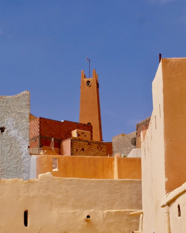 Nel Sahara algerino si trova un’oasi straordinaria, inserita nel patrimonio mondiale dell’UNESCO: la valle del M’zab, un esempio perfetto di insediamento umano tradizionale adattato all’ambiente desertico.

Nel XI secolo qui si insediarono gli Ibaditi, una comunità religiosa berbera che rimase a lungo isolata, sviluppando uno stile di vita sobrio e solidale, strettamente legato ai valori spirituali e alla cooperazione sociale. 
Una dopo l’altra costruirono cinque città fortificate, oggi conosciute come la Pentapoli: El Atteuf, la più antica; Bou Noura; Melika; Beni Isguen, la città più religiosa; e Ghardaïa, la più importante e dinamica.

Aggrappate alle colline e protette dalla roccia, le città sono organizzate secondo un preciso disegno urbanistico: le case, in mattoni crudi e calce, si sviluppano in cerchi concentrici attorno alla moschea centrale, situata nel punto più alto, con il suo minareto piramidale che fungeva anche da torre di avvistamento. 
La vita quotidiana si basa ancora oggi su un forte senso di comunità: l’acqua, ad esempio, è gestita collettivamente grazie a un antico e ingegnoso sistema di canali sotterranei chiamati foggara.

Ghardaïa è il crocevia commerciale più importante di tutto il Sahara algerino. Il suo souk è un mondo di spezie, tessuti, ceramiche e profumi, dove il tempo sembra sospeso. A Beni Isguen si svolge il caratteristico “marché à la criée” (mercato all’asta), dove si possono acquistare tappeti variopinti, oggetti d’antiquariato e artigianato locale, tra un vociare che segue regole antiche quanto la città stessa.

Per chi programma un viaggio in Algeria, questa oasi è una tappa imprescindibile: un viaggio nel tempo, alla scoperta di una cultura ancora viva e profondamente radicata.

#algeria #algerie #algerian #algérie #itinerari #itineraries #unesco #unescoworldheritage #unescoheritage #unescoworldheritagesite #unescosite #ghardaia #ghardaïa #travel #veraclasse #africa #experiencetravel #mzab